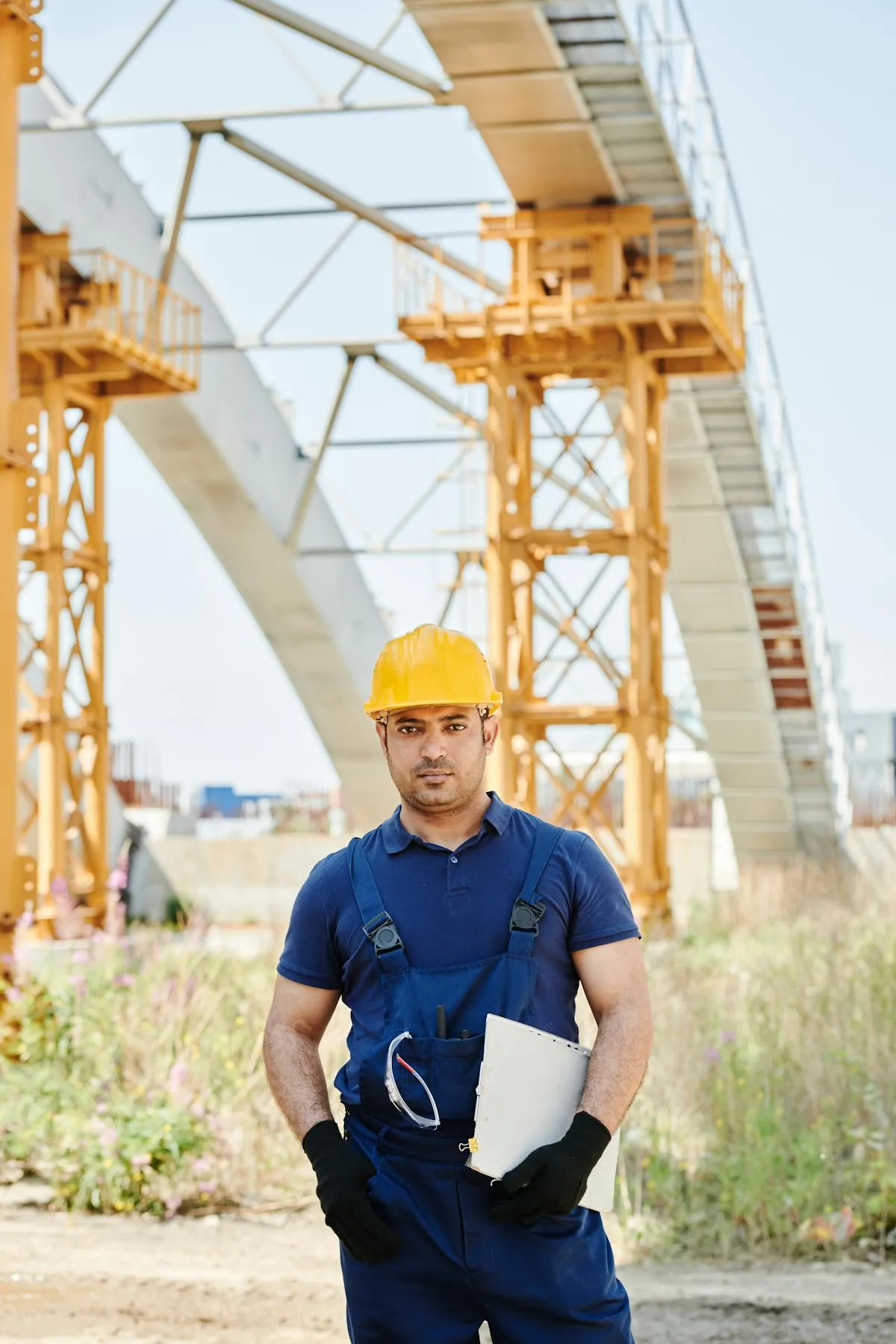 Equipo de montaje verificando componentes de andamio certificado antes de la instalación en obra