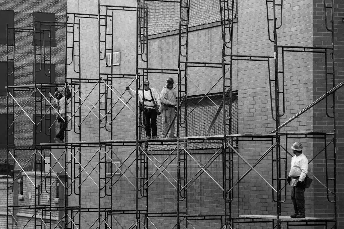 Estructura de andamios en proceso de montaje en edificio de construcción