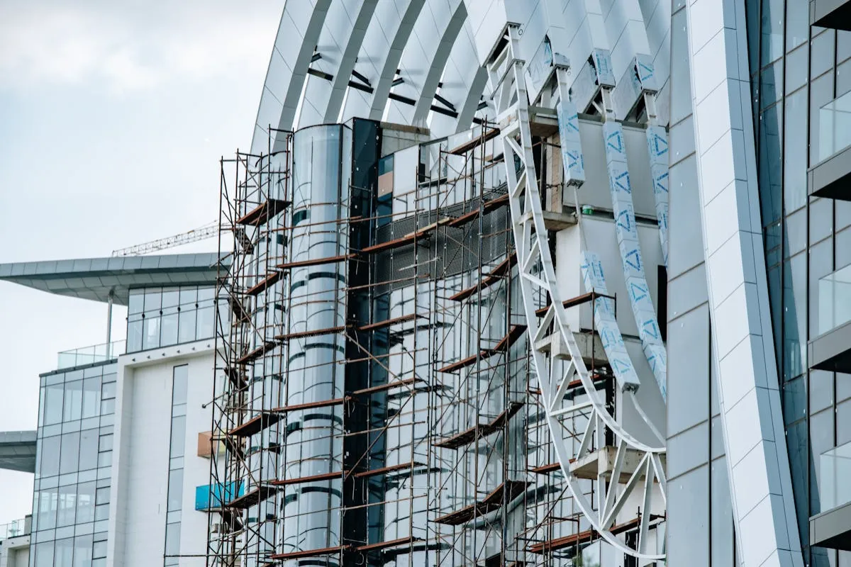 Andamios certificados instalados en obra de construcción de gran escala