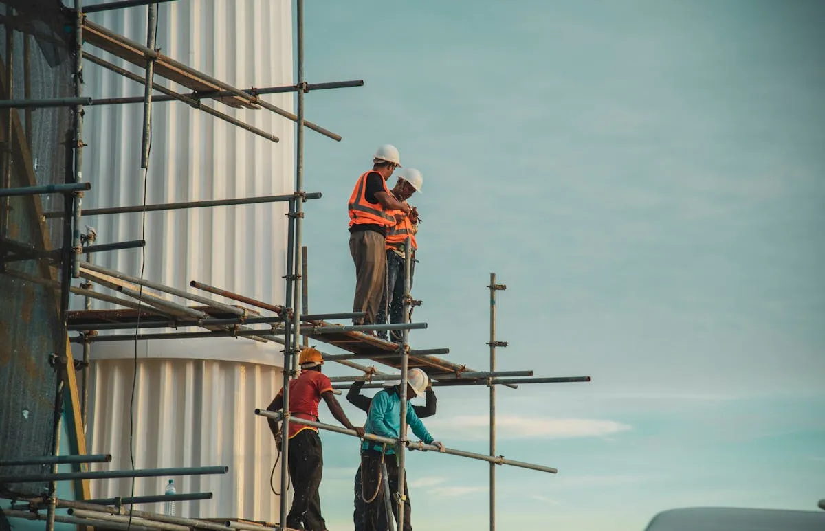 Tres tipos de andamios instalados en obra de construcción