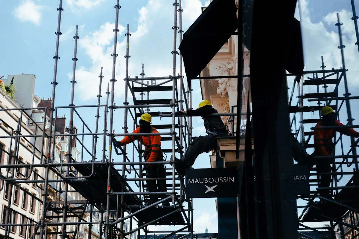 Operario trabajando en andamio certificado con equipos de seguridad