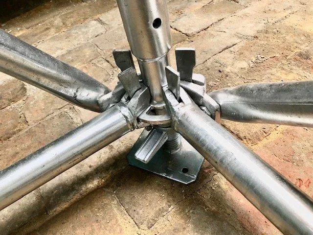 Detalle del nudo de uniones y roseta del andamio multidireccional