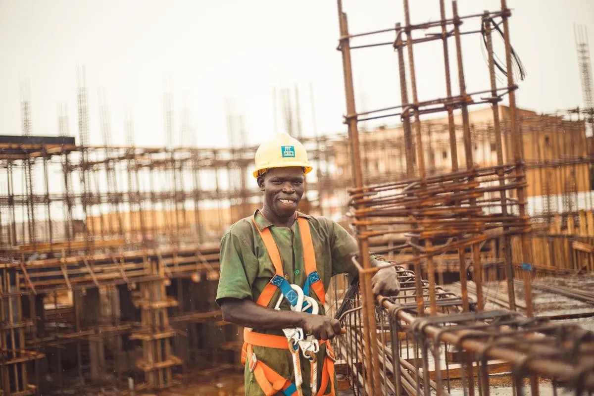 Trabajador con casco y equipo de seguridad en sitio de construcción